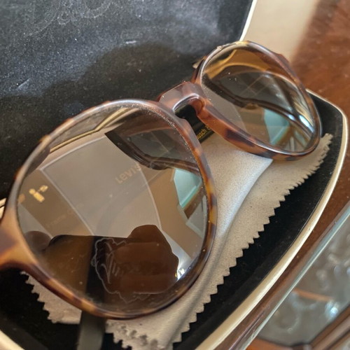 Levi’s sunglasses like new, brown color, authentic