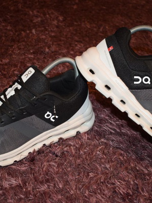 On Cloudrunner Men Size 42 used black and white sports shoes