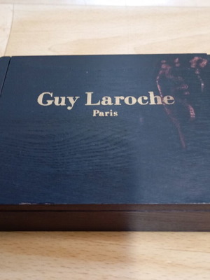 Πορτοφόλι Guy Laroche σαν καινούργιο, ανοιχτή συσκευασία