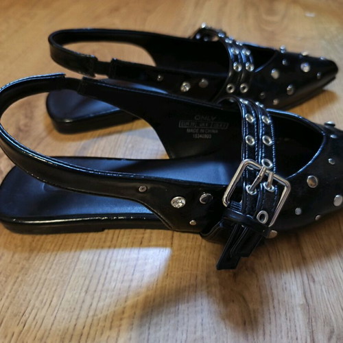 Only black ballerina shoes like new, size 39