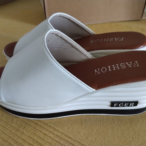 Slip-on platform sandals like new, size 39, white with brown insole