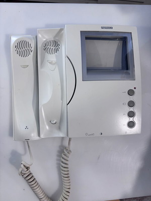 Fermax screen REF 310 like new with handset and mounting bases