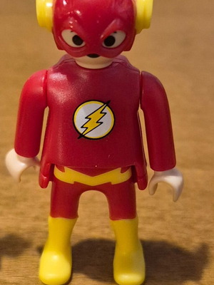 Kinder DC Flash figure like new