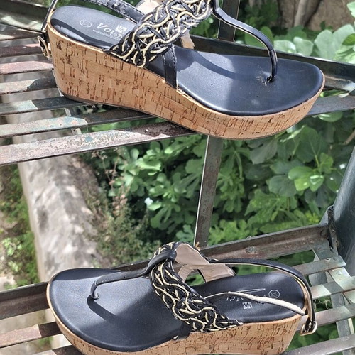 Voi Noi platform sandals size 39 like new, black and gold