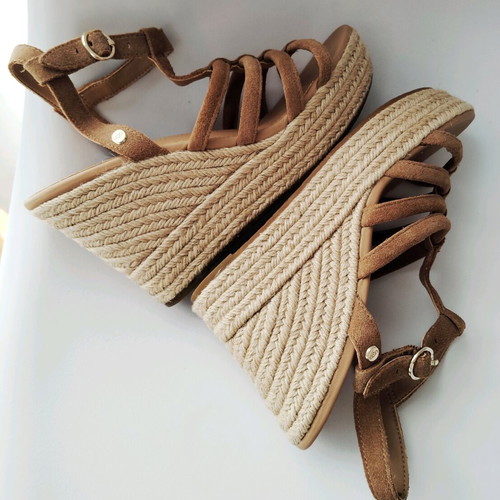 Σουεντ πλατφόρμες UGG Cressida μπεζ σαν καινούργιες, νούμερο 38