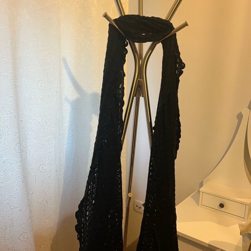 Knitted black scarf like new, very warm