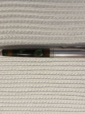 Delta pen Italy like new with silver 925 cap and green resin body
