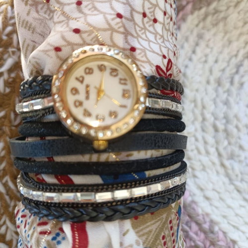 Women's bracelet watch used, black and gold, magnetic clasp