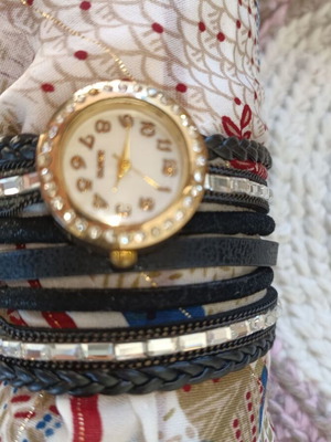 Women's bracelet watch used, black and gold, magnetic clasp