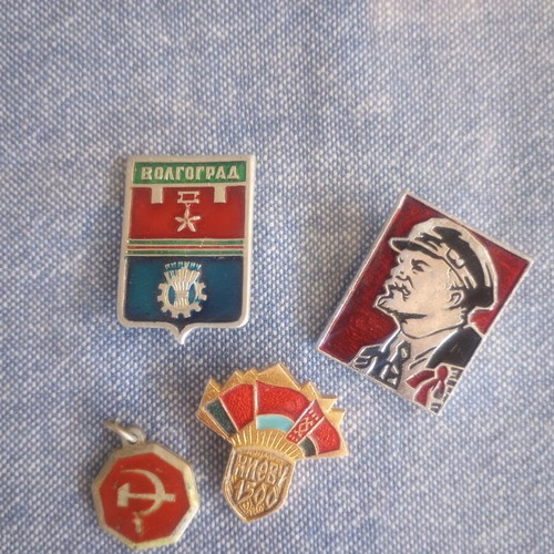 Vintage Soviet pins and small metal pendant set used