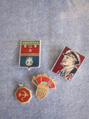 Vintage σοβιετικά pins και μικρό μεταλλικό κρεμαστό σετ μεταχειρισμένο