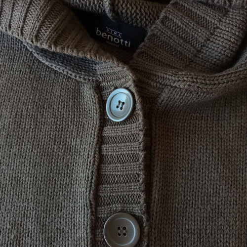 Benotti women's knitted sleeveless vest with hood and buttons, brown