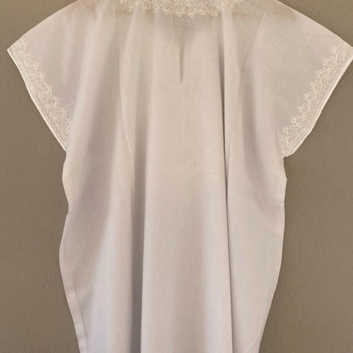 White handmade cotton kaftan L/XL like new with boho embroidery