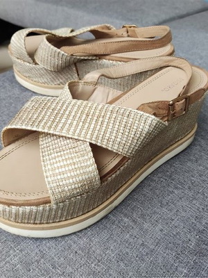 Γυναικεία πέδιλα ψηλά Migato μεταχειρισμένα, μέγεθος 38, μπεζ