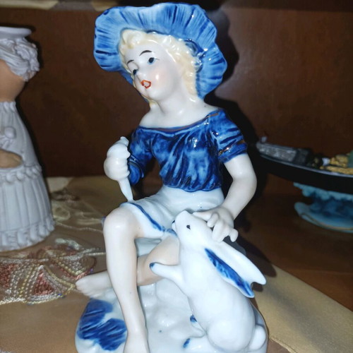 Porcelain decorative figurine like new with romantic vintage style