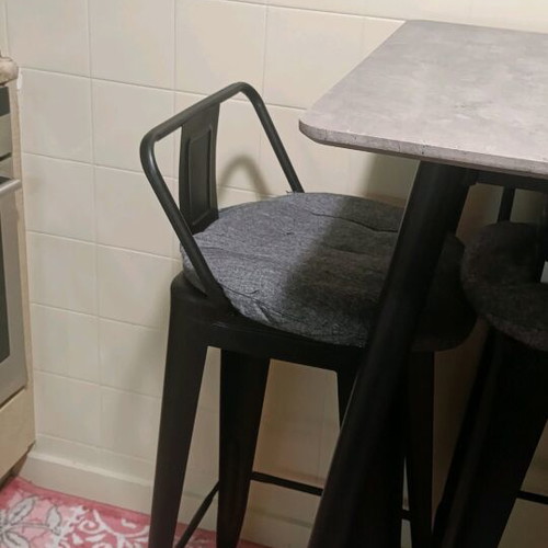 Table with 4 stools like new, tall with iron legs