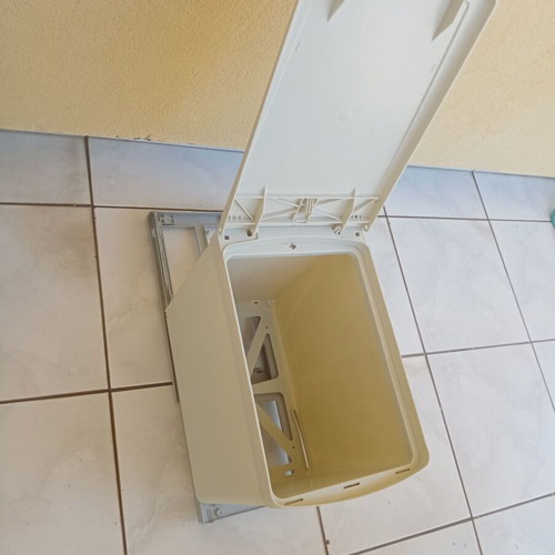 Sliding trash bin