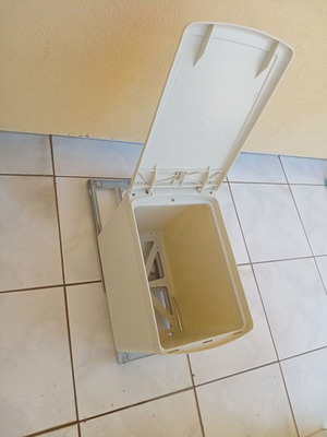 Sliding trash bin