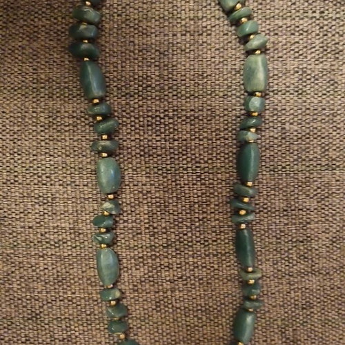 Agate necklace like new, green with gold-colored beads
