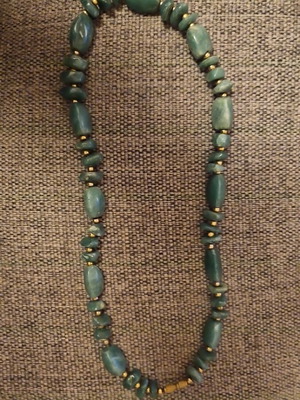 Agate necklace like new, green with gold-colored beads