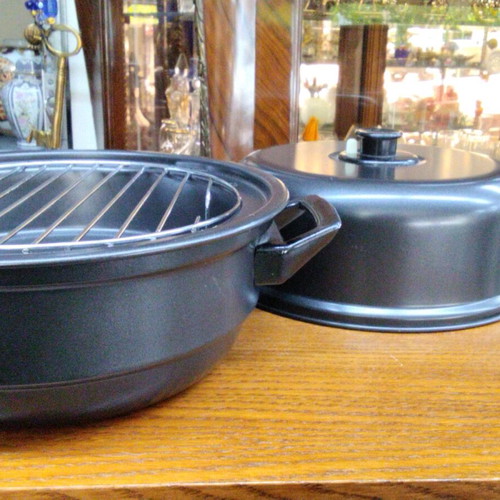 Aluminum roaster like new in black color with grill
