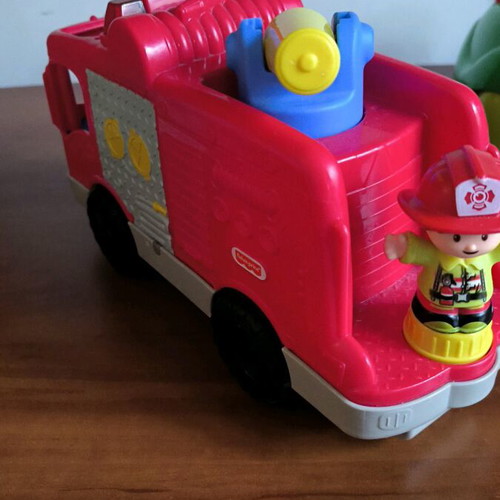 Fisher Price Little People fire truck like new with figures