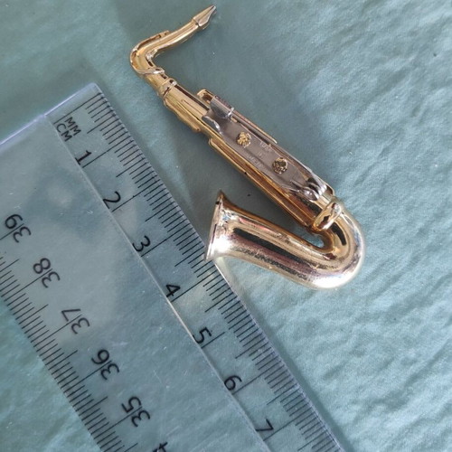 Vintage tie pin/brooch 1992 with gold saxophone like new