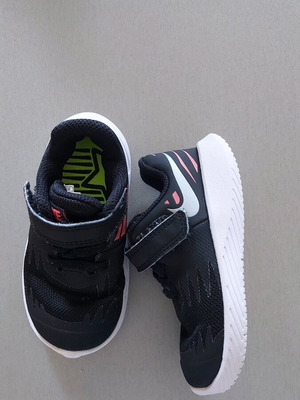 Children's athletic shoes used, size 22, black with elastic laces