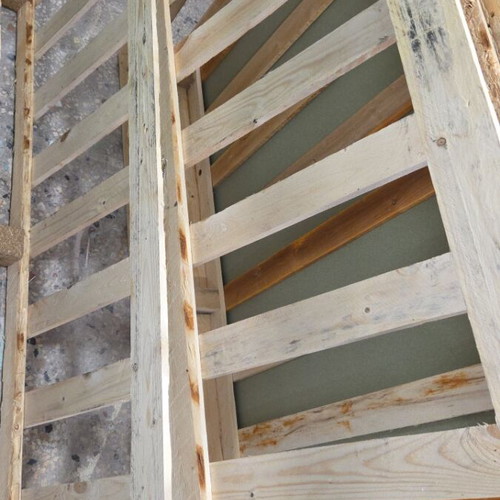 Classic pallet like new, one central wood broken