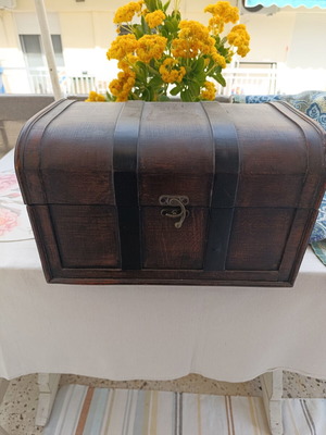 Small decorative chest like new, ideal for flower arrangements