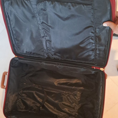 Hunter suitcase like new with leather details and large capacity