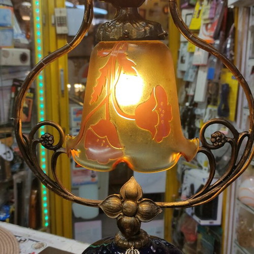 Antique Table Lamp like new, made of bronze