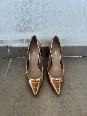 Heels like new, gold color, size 37