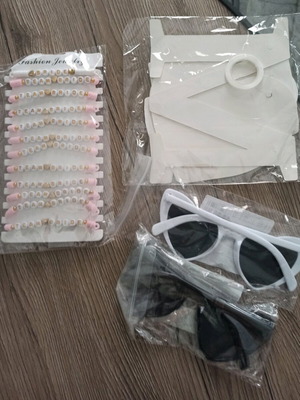 Σετ μπατσελορ πάρτυ νέο με γυαλιά, βραχιολάκια και γιρλάντα MR & MRS