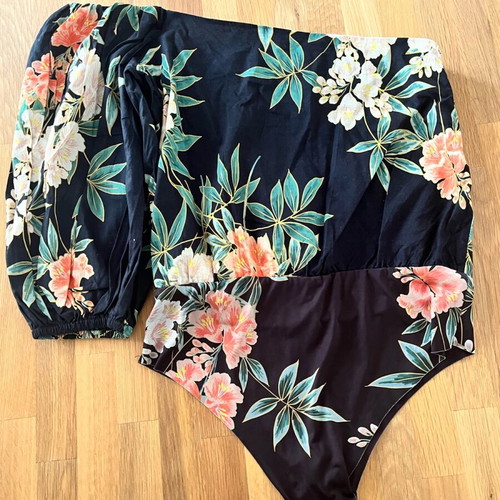 Blouse with one sleeve like new, black, size S