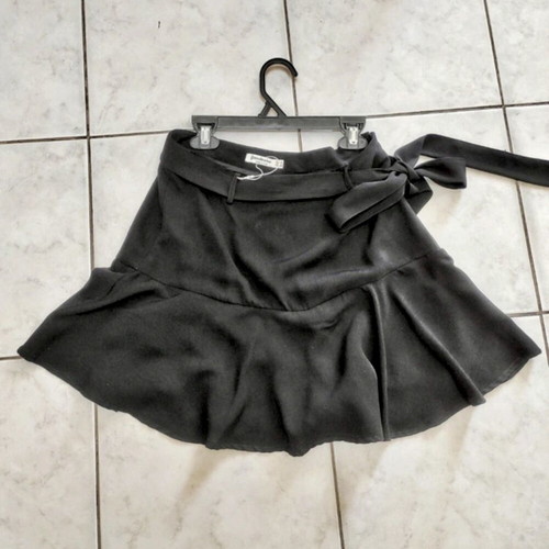Stradivarius black iconic skort mini skirt new, size M