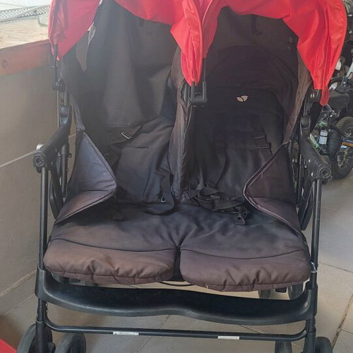 Double stroller for 2 children, black and red