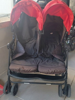 Double stroller for 2 children, black and red
