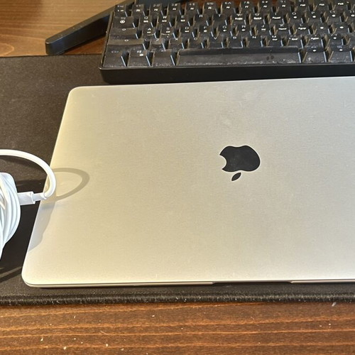 Macbook Air 2020 like new with minor mark
