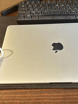 Macbook Air 2020 σαν καινούριο με μικρό σημαδάκι