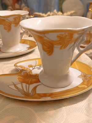 Modern House set of 6 porcelain cups with saucers like new