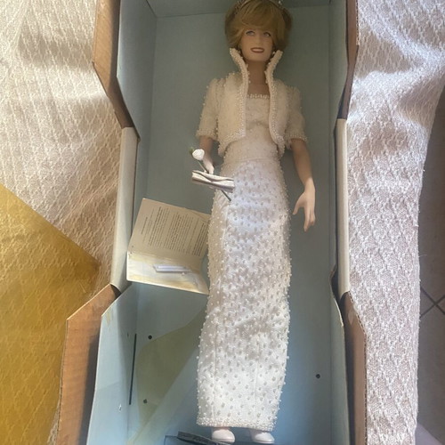 Dianna Collectible Doll like new with original outfit and certificate