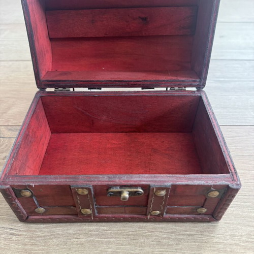 Vintage treasure chest wooden, like new