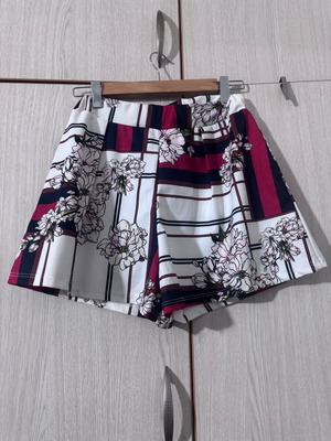Floral shorts like new, white and multicolor, size S
