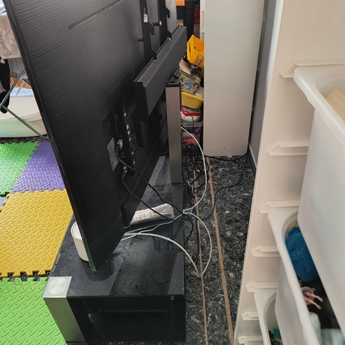 Sonorous TV stand used with black tempered glass