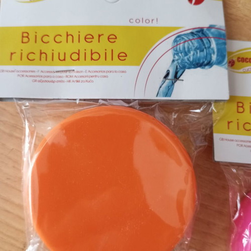 Plastic cups new, expandable and closable