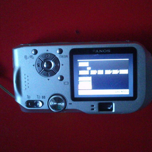Sony DSC-P200 digital camera like new with Carl-Zeiss lens