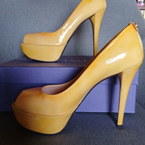 Stuart Weitzman yellow pumps size 40 like new