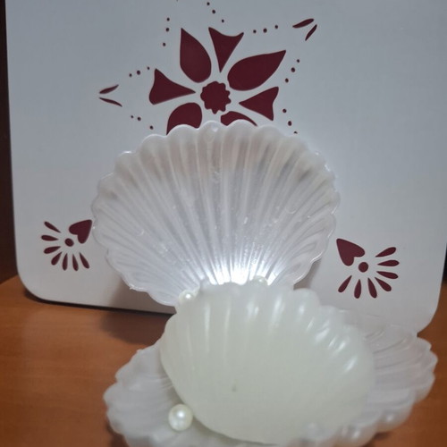 Decorative shell candle like new, with pearl shell box