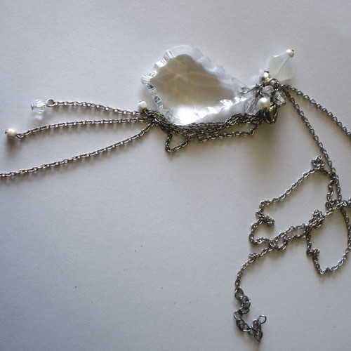 Women's necklaces used, various designs and materials